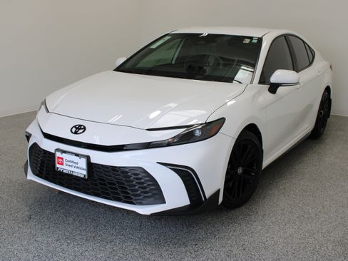 Used 2025 Toyota Camry SE w/ Convenience Package FWD image 2