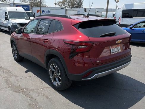 Used 2025 Chevrolet Trax LT w/ LT Convenience Package image 8