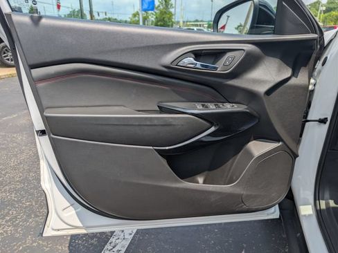 Used 2024 Chevrolet Trax RS w/ Sunroof Package FWD image 9