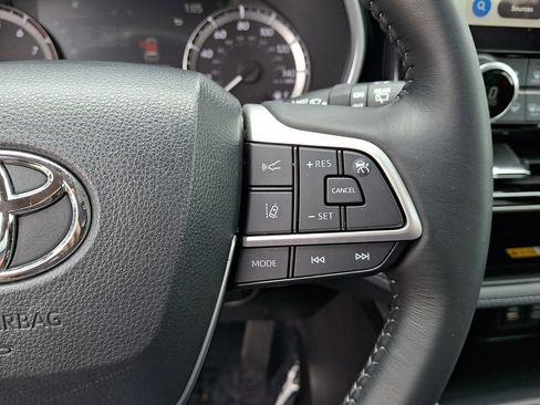 Used 2023 Toyota Highlander XLE AWD/4WD image 24