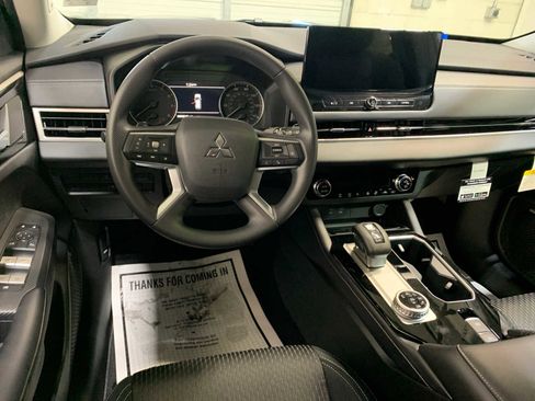 New 2026 Mitsubishi Outlander ES image 4