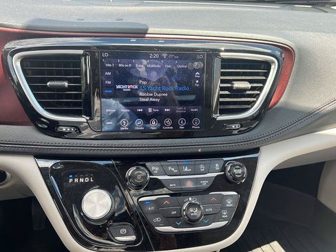 Used 2019 Chrysler Pacifica Limited w/ Advanced Safetytec Group FWD image 7
