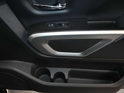 Used 2017 Nissan Titan SV AWD/4WD image 25