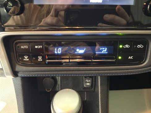 Used 2018 Toyota Corolla SE FWD image 5