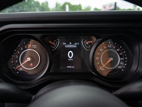 Used 2025 Jeep Gladiator Mojave AWD/4WD image 27