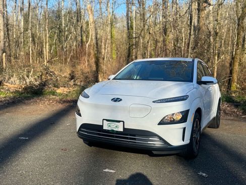 Used 2023 Hyundai Kona SEL image 1