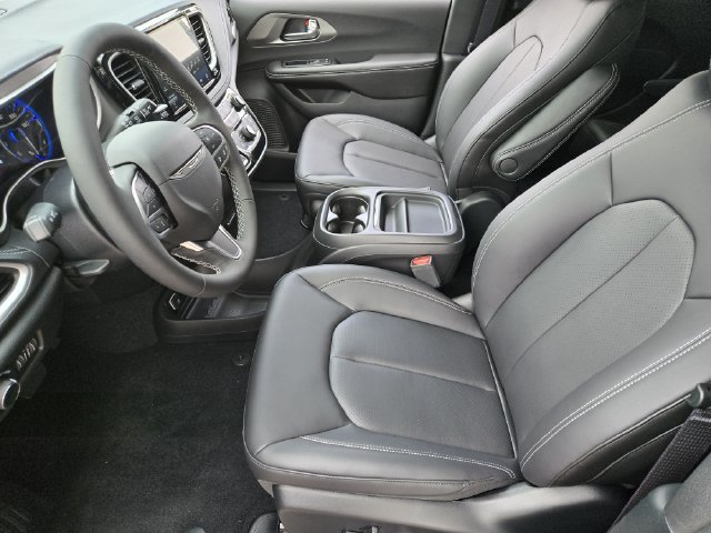New 2027 Chrysler Pacifica Select FWD image 8