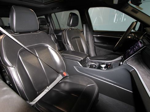 Used 2025 Jeep Grand Cherokee L Limited w/ Black Appearance Package image 25