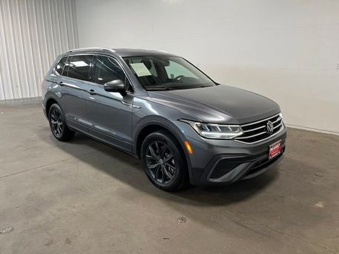 Used 2024 Volkswagen Tiguan SE FWD image 1