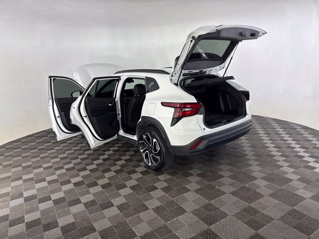 Used 2025 Chevrolet Trax RS w/ Driver Confidence Package FWD image 18