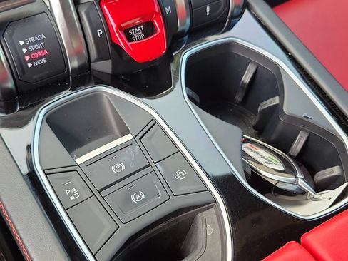 Used 2022 Lamborghini Urus AWD/4WD image 32