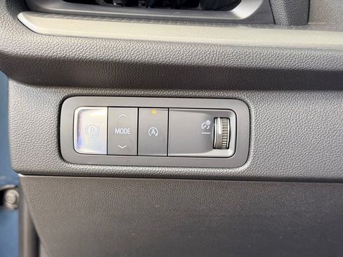 Used 2025 Chevrolet Traverse LT FWD image 46