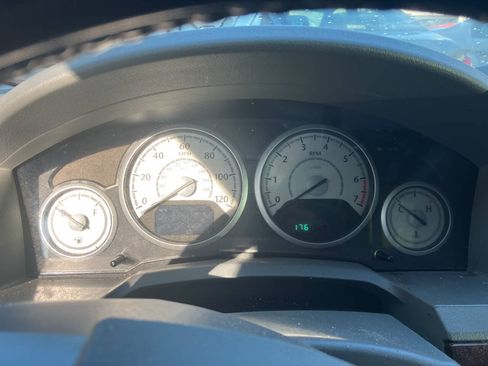 Used 2009 Chrysler Town & Country Touring FWD image 5