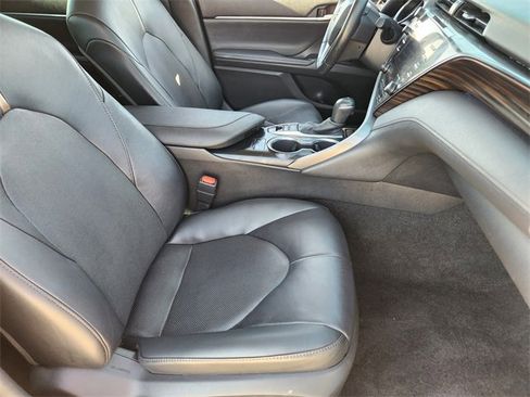 Used 2020 Toyota Camry XLE image 15