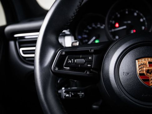 Certified 2026 Porsche Macan AWD/4WD image 17