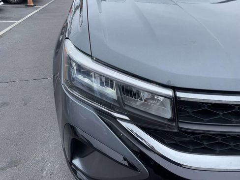 Used 2024 Volkswagen Taos SE image 16