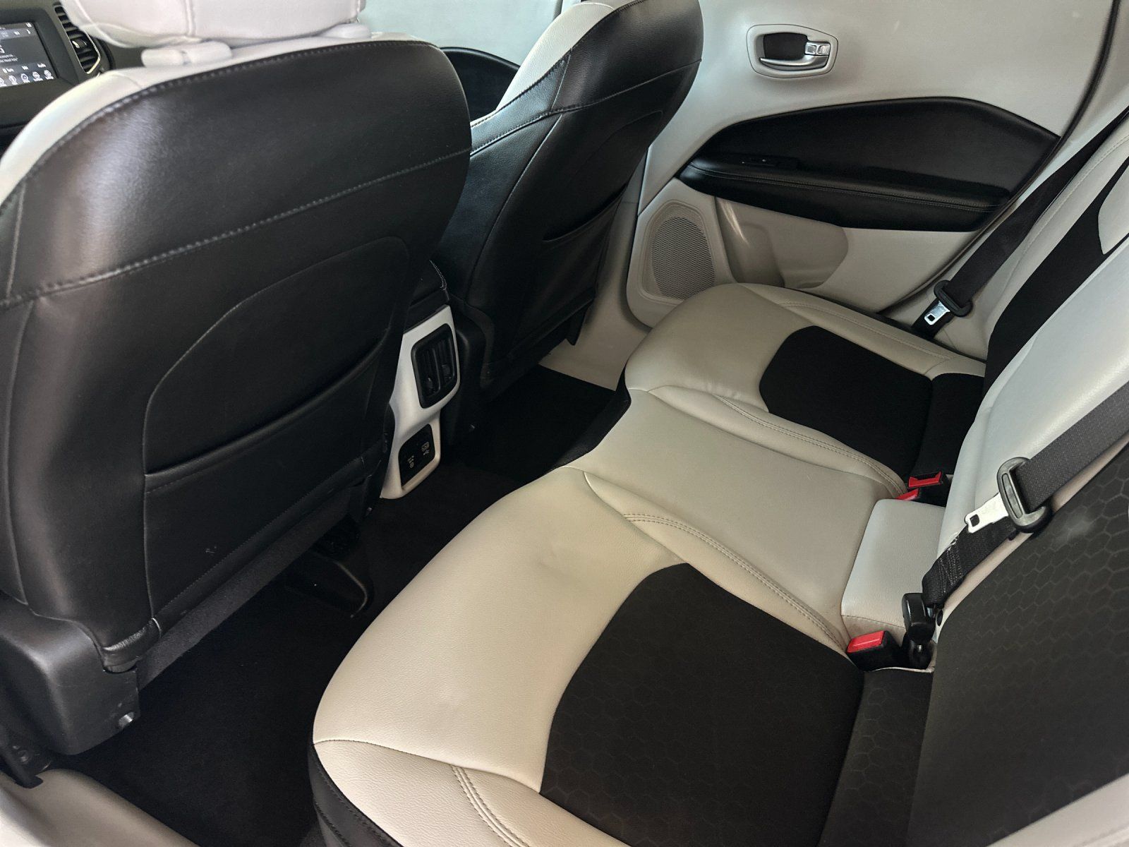 Used 2018 Jeep Compass Latitude w/ Popular Equipment Group FWD image 11