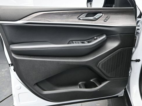 Used 2025 Jeep Grand Cherokee Limited image 28