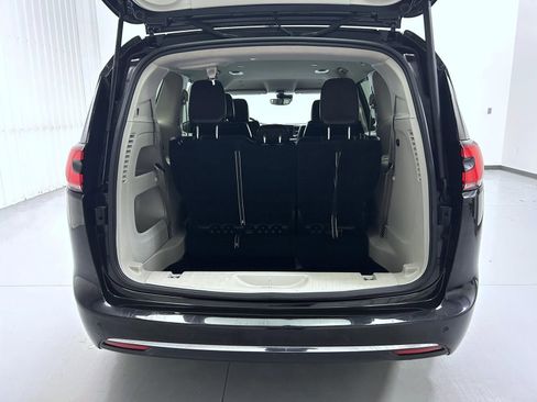 Used 2023 Chrysler Pacifica Touring-L image 20