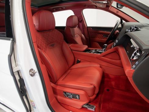 Used 2022 Bentley Bentayga image 57