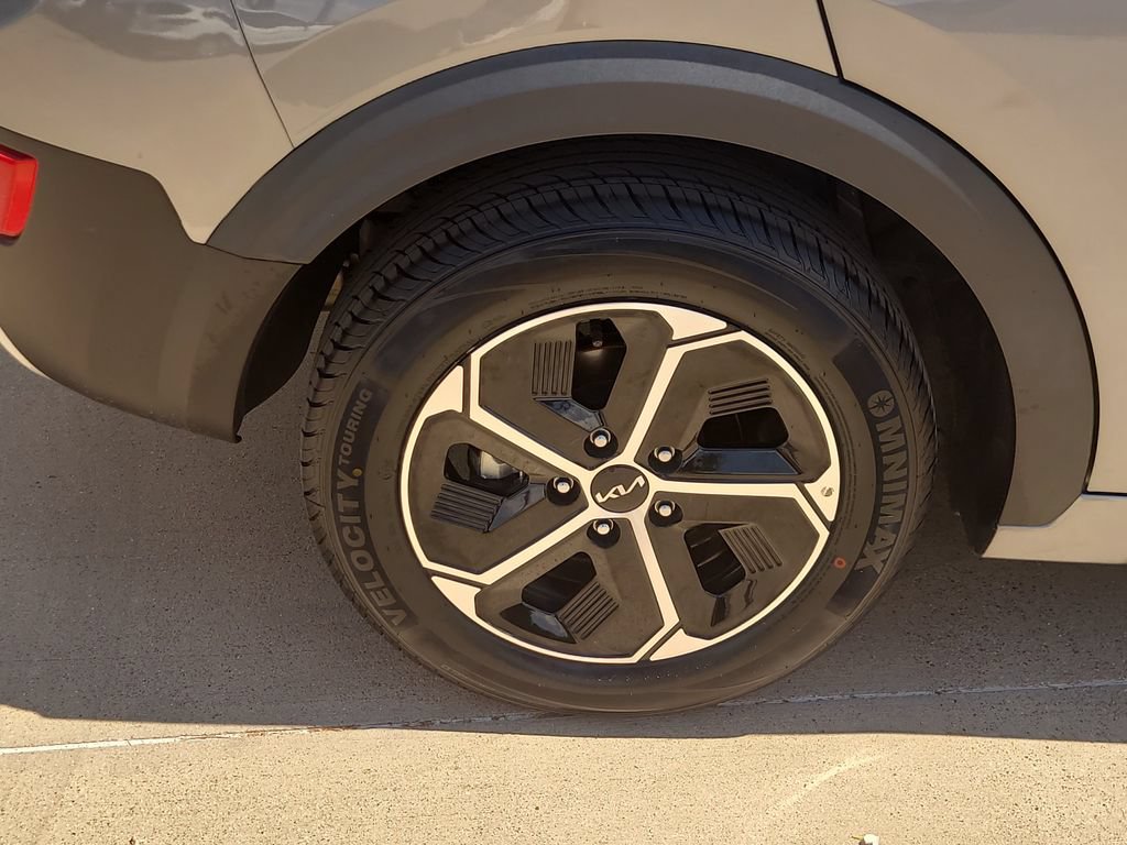 Used 2025 Kia Niro LX FWD image 6