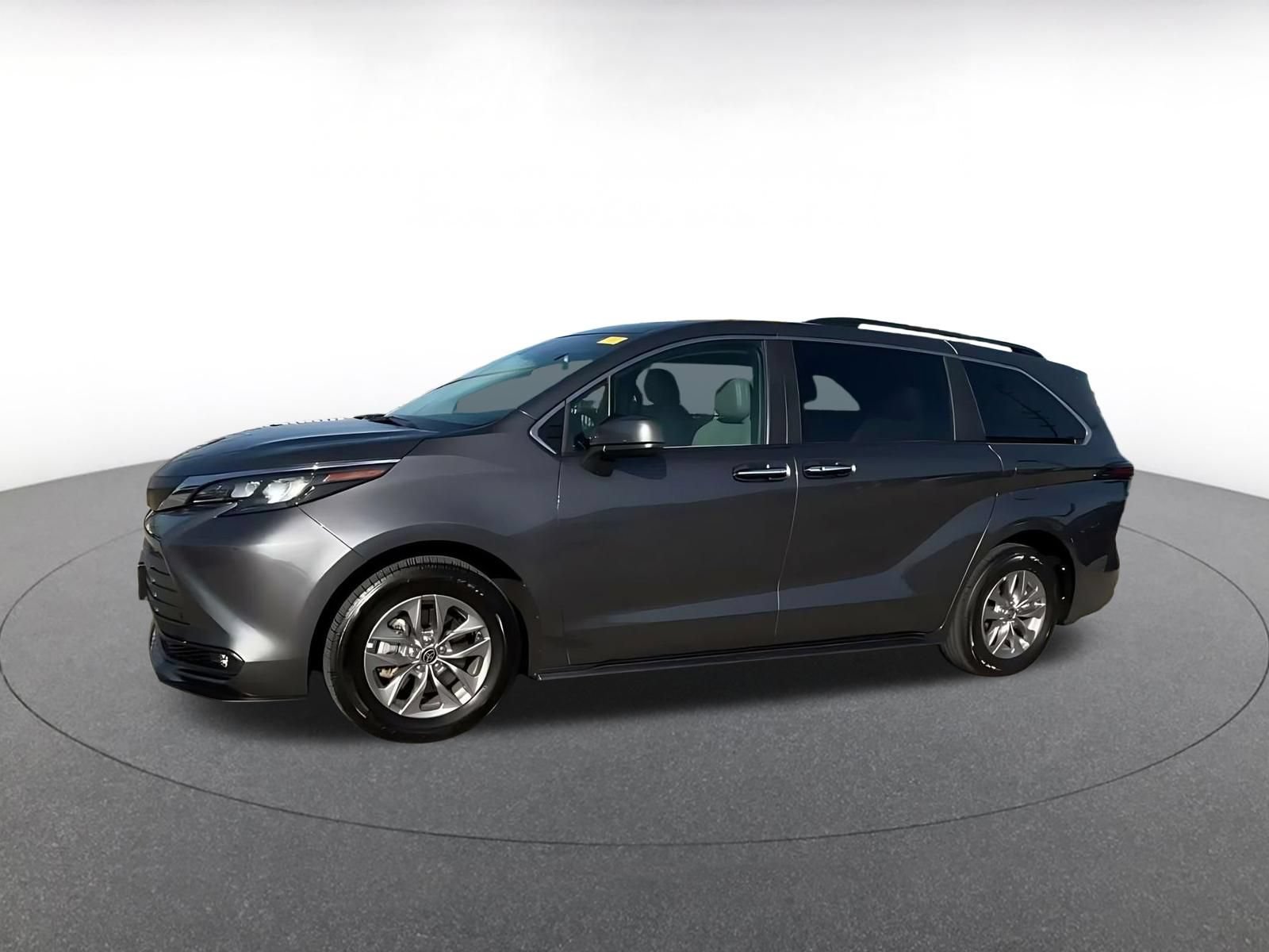 Used 2025 Toyota Sienna XLE FWD image 7