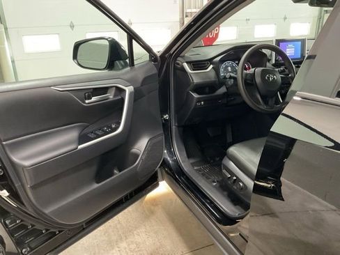 Used 2025 Toyota RAV4 XLE image 9