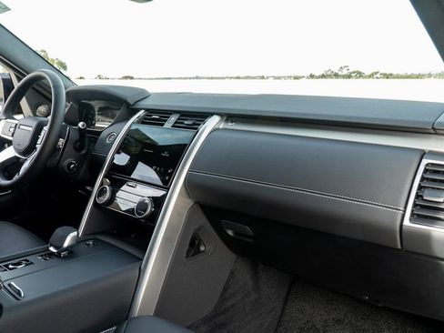 Used 2025 Land Rover Discovery Dynamic SE image 21