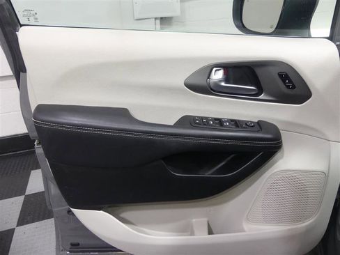 Used 2023 Chrysler Pacifica Touring-L FWD image 18