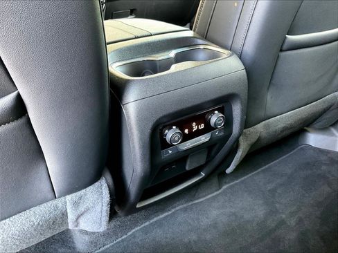 Used 2025 Chevrolet Traverse High Country FWD image 10