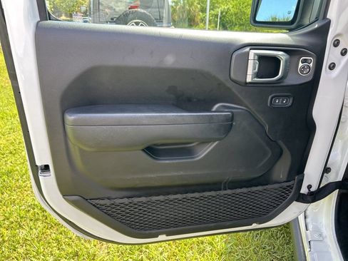 Used 2024 Jeep Wrangler Unlimited Rubicon AWD/4WD image 10