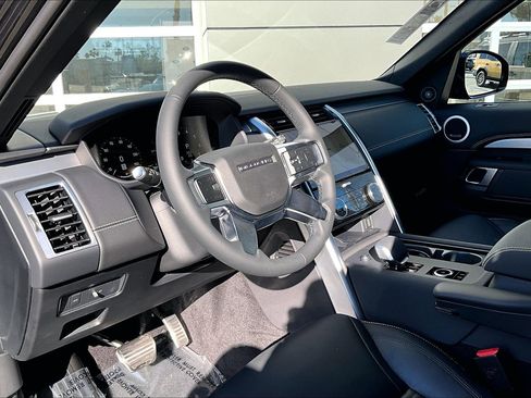 New 2026 Land Rover Discovery Dynamic SE image 6