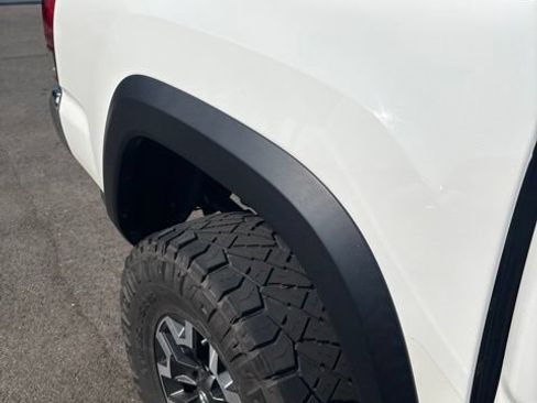 Used 2018 Toyota Tacoma TRD Off-Road AWD/4WD image 18