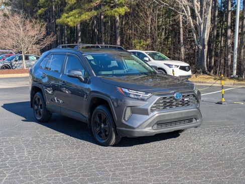 Used 2022 Toyota RAV4 XLE image 3