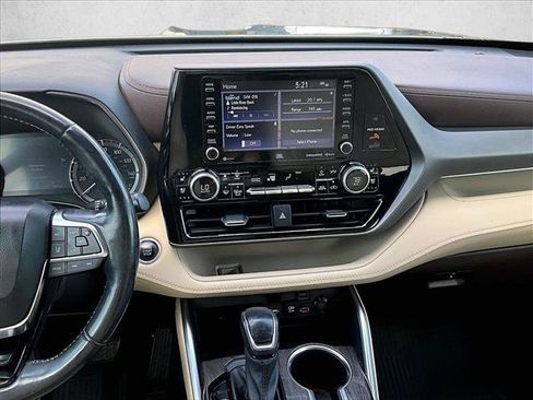 Used 2021 Toyota Highlander Limited FWD image 8