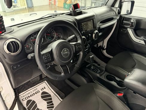 Used 2016 Jeep Wrangler Unlimited Rubicon w/ Connectivity Group AWD/4WD image 12
