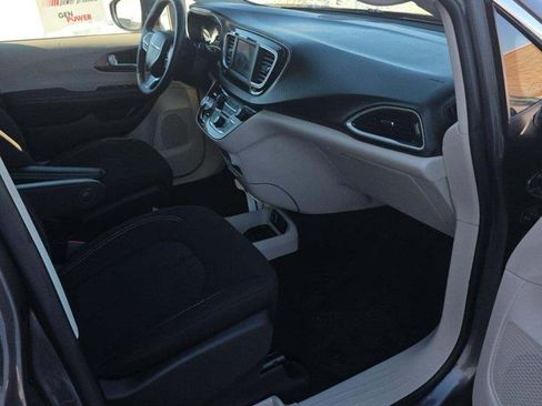 Used 2021 Chrysler Voyager L image 13