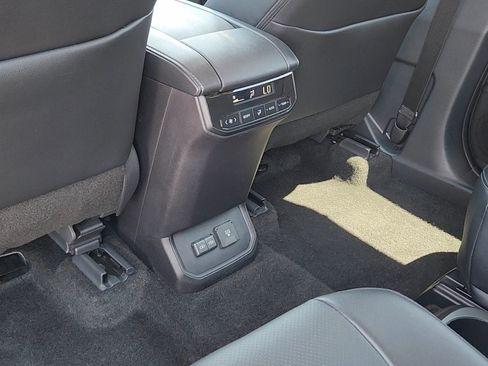 Used 2025 Toyota Highlander Limited AWD/4WD image 17