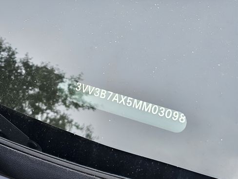 Used 2021 Volkswagen Tiguan SE w/ Panoramic Sunroof Package FWD image 10