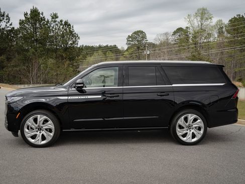Used 2025 Lincoln Navigator L Reserve image 14