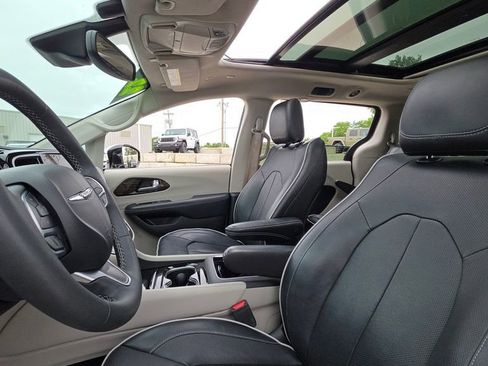 Certified 2022 Chrysler Pacifica Limited FWD image 23