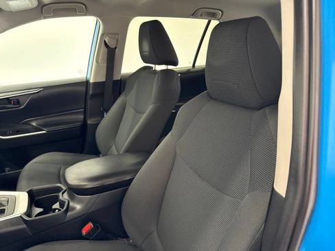 Used 2019 Toyota RAV4 LE w/ Carpet Mat Package AWD/4WD image 18