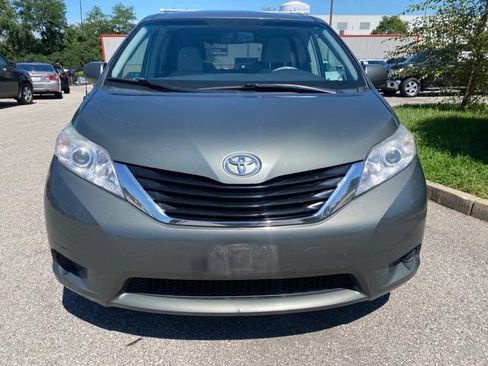 Used 2014 Toyota Sienna LE AWD/4WD image 2