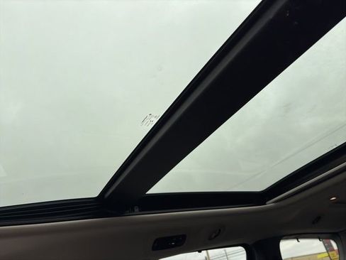 Used 2018 Chrysler Pacifica Limited w/ Tire & Wheel Group image 12