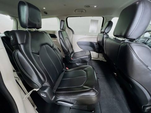 Used 2024 Chrysler Pacifica Touring-L image 41