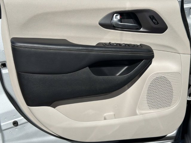 Used 2024 Chrysler Pacifica Touring-L FWD image 19