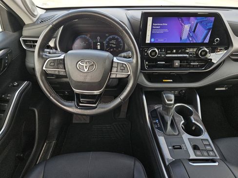 Used 2024 Toyota Highlander Limited FWD image 11