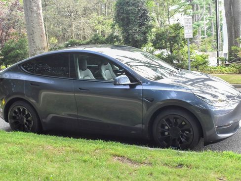 Used 2021 Tesla Model Y Long Range AWD/4WD image 11