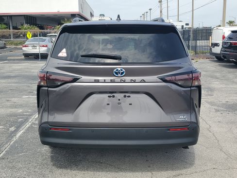 Used 2024 Toyota Sienna XLE FWD image 5