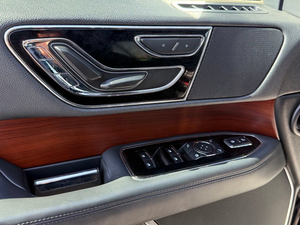 Used 2022 Lincoln Navigator L 4WD image 36